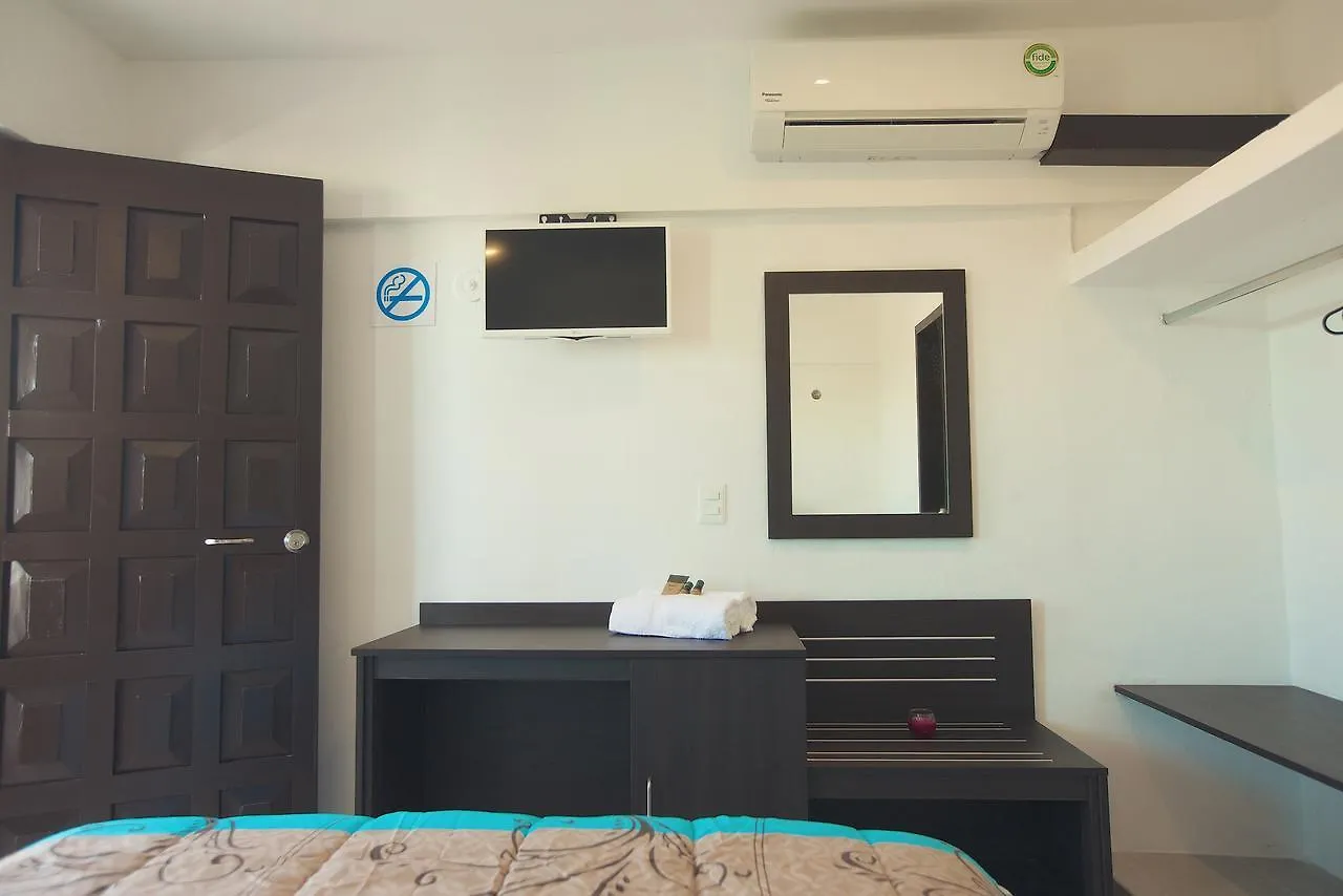 Hostelito Chetumal Hotel + Hostal